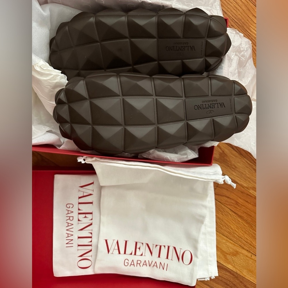 valentino garavani rubber slide
New never been worn
Brown
Size: 39 EU - Picture 3 of 12